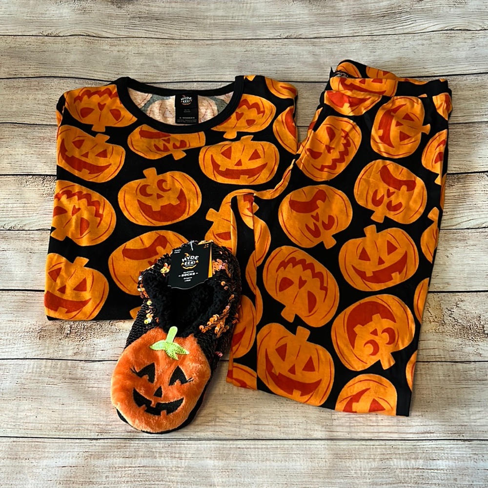 Women’s Halloween Pjs (size s) with slipper Socksz